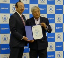 国連WFP協会の安藤宏基会長（左）から親善大使の任命状を受ける三浦雄一郎さん