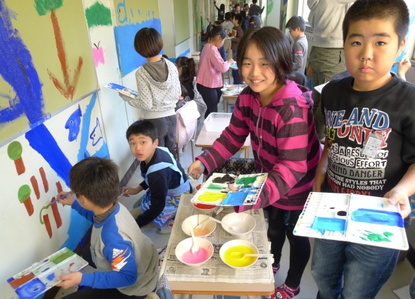 校舎に絵を描く江戸川区立第三松江小学校の児童たち