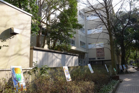 「校舎の思い出プロジェクト」の舞台となった江戸川区立第三松江小学校。校舎の外には普段から児童たちの絵が飾られている。