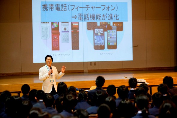 全国の学校などで開催するジュニア向けの「KDDIケータイ教室」で