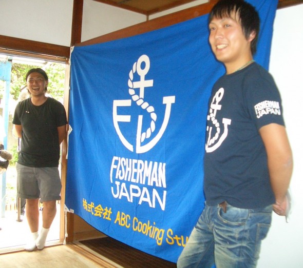 フィッシャーマン・ジャパン理事の鈴木真悟さん（右）と、シェアハウスの改修を手掛けた「巻組」の棟梁・遠藤さん（左）