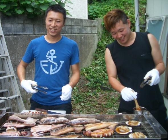 FJ代表理事でTORITON 13のオーナーでもある阿部勝太さん（左）と、この春、漁師見習いになりここに入居が決まった大泉真介さん（右）。