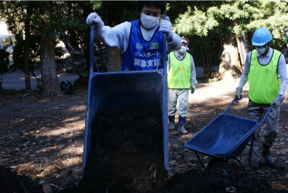 伊豆大島で活躍する災害ボランティア (写真は民間防災および被災地支援ネットワーク提供) 