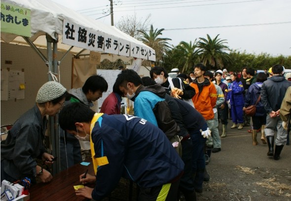 ボランティアに駆けつけた参加者の皆さん (写真は民間防災および被災地支援ネットワーク提供)