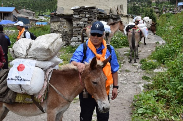日本からの支援物資を山間地の人々に届ける（写真提供JAWFP）