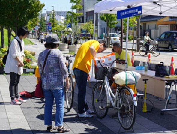 自転車の無料診断を行う（写真提供：愛知県豊橋市役所）