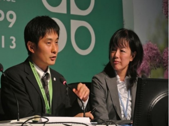 WWFジャパンで環境問題に取り組む山岸尚之さん(左) と小西雅子さんⓒWWF Japan