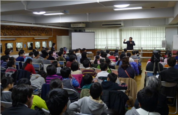 野口さんの講演を熱心に聞く新宿区の小学生たち