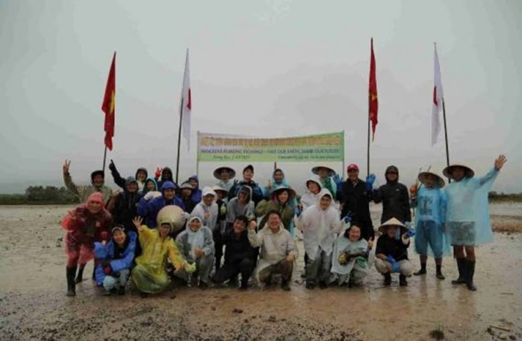 雨の中植林ボランティアに参加したグループ社員とその家族（上写真全て（いずれもベトナム クアンニン省 ティエンイエン郡で）