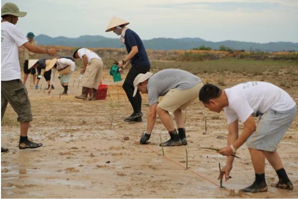 植林ツアーで汗を流すグループ社員と現地の方々