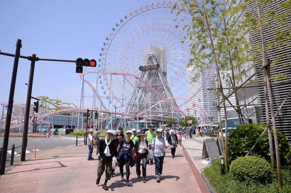 横浜コースを歩く参加者たち