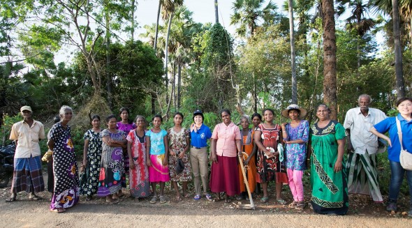国連WFPの支援で進む道路工事。村人たちに支払われる賃金が生活の糧となる。(スリランカで) (c)Mayumi Rui