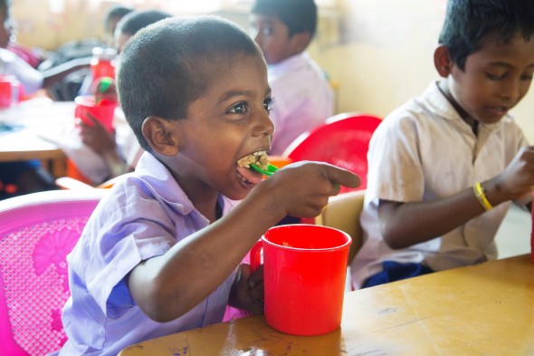 楽しい学校給食の時間。竹下景子さんが訪ねたスリランカの村の公立学校で(c)Mayumi Rui