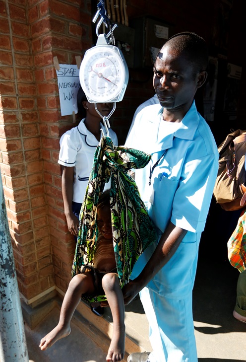 体重計で子どもたちの生育を診る。知花くららさんが訪ねたマラウイの母子栄養支援の現場で(c)Mayumi Rui 