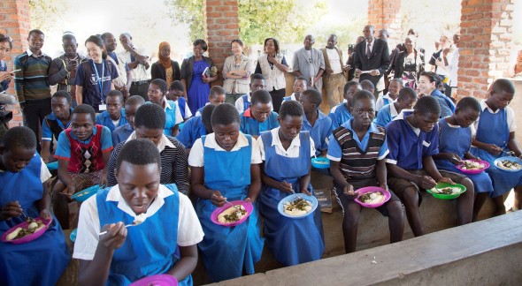 学校給食支援はさまざまな形で行われている(マラウイで)(c)M.Kuroyanagi