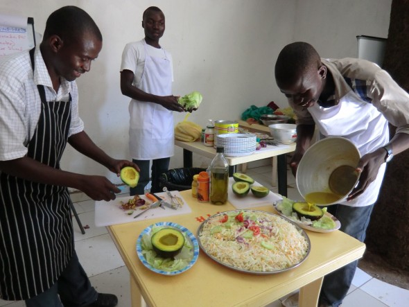 職業訓練で料理づくりを学ぶ(南スーダン)  (C)JCCP