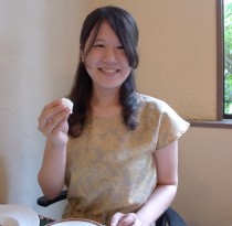 ザンビアの主食「シマ」を食べる山田彩乃さん。