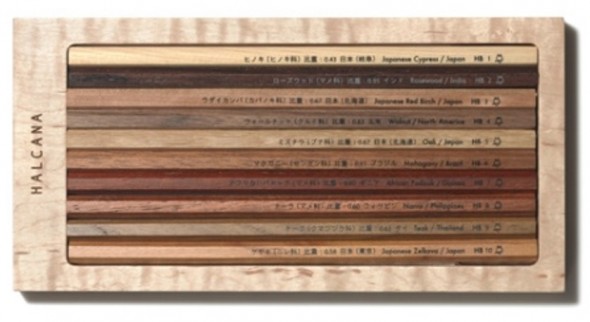 10種の樹木の軸でできた10本の鉛筆「樹木鉛筆」。イタヤカエデ製のトレイにセットされている。