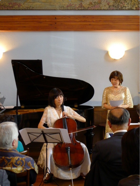 いとうたつこさん(右)と北村祐美子さん(左)のお二人。「にゃんにゃんコンサート」の会場で