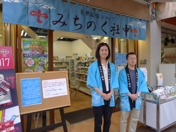 川口銀座商店街の店舗前で(右が柳澤亮さん)