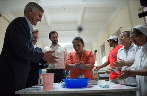 エクアドルの病院を訪れて再生石けんを寄付するヒルトンの取締役社長兼最高経営責任者クリストファ J. ナセッタ