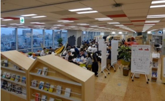 今回のイベント会場となったのはオープンコラボレーションスペースLODGE(ヤフー株式会社が運営)。紀尾井町オフィス内の17階にあり、休日にも関わらず大勢の人たちが利用していた。