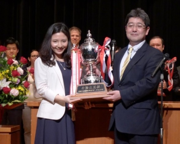 外務大臣賞を受賞した中国大使館員の張　訳丹さん