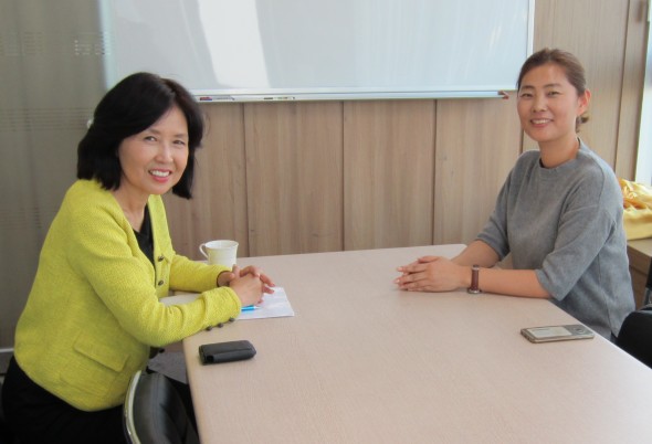 韓国人男性と脱北者の女性をつなぐ 結婚仲介サービスで成功した女性（右）を取材する