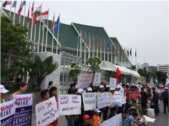 ＣＯＰ２4に向けて石炭の使用反対を訴える人々。パリ協定の実施指針をめぐるバンコク会合で（©WWFジャパン）