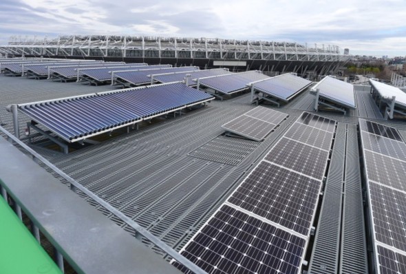 屋上の太陽光発電パネル。向こうに見えるのは味の素スタジアム