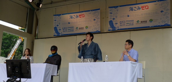 右から日本財団の海野光行常務理事、「一世一代時代組」代表兼マネージャーの高橋力也さん、リアルライフヒーロー」代表のプリヅィアさん。