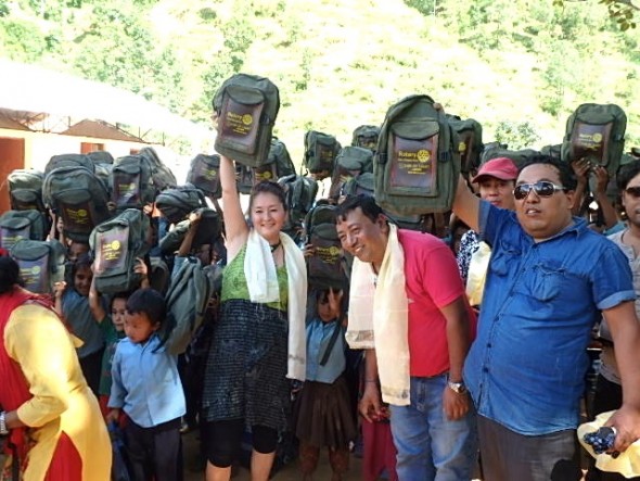Ramedap Villageで子どもたちにスクールバッグを手渡し