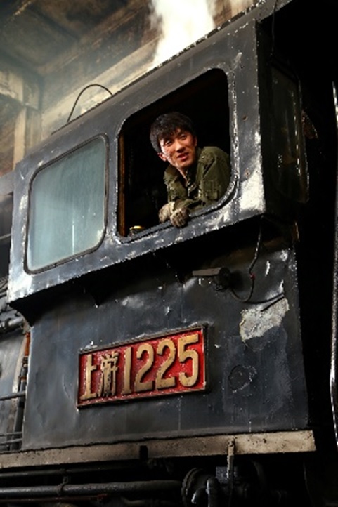日本が製造し、かつての満鉄で活躍した蒸気機関車の末裔が、今も中国の炭鉱で生き残っていた。列車を乗り継ぎやっとの思いで辿り着いた私を、整備士の彼は笑顔で機関庫の中へと招いてくれた。(2017年、中国内モンゴル自治区にて)