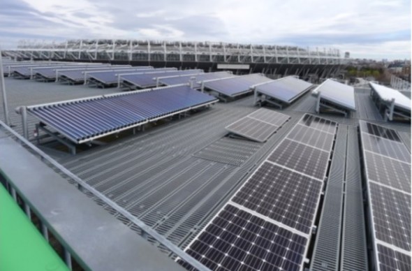 東京大会の会場の1つで設置が進む太陽光発電